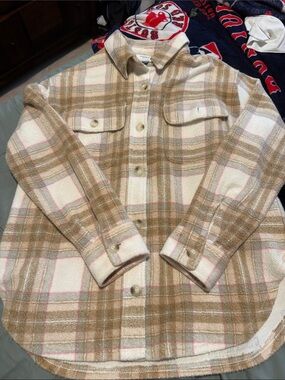 American Eagle Women Plaid Shacket in Cream & Tan